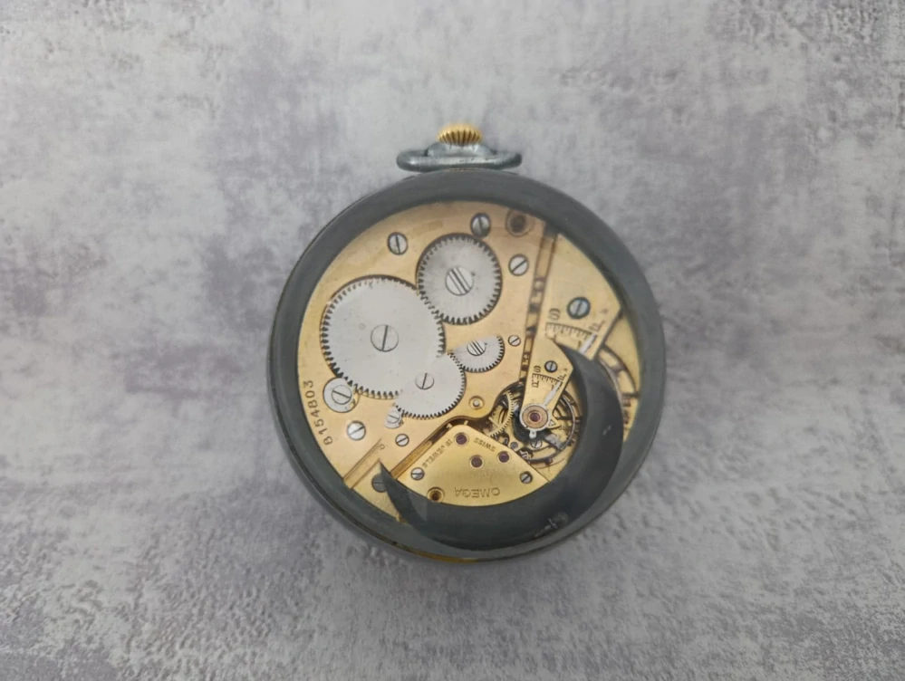Starožitné švýcarské hodinky OMEGA ve skleněné kouli z let 1920/30 s erotickým motivem