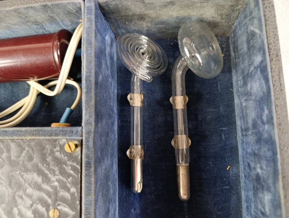 Vysokofrekvenční elektroterapeutický přístroj PRAGA – ELEKTRO AS SANITAS (cca 30. léta 20. století)